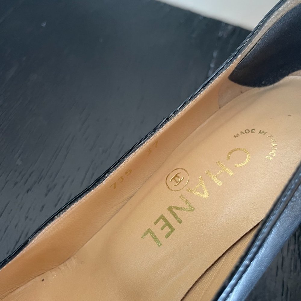 VTG Chanel Black Pumps Heels Leather 37 7 735 CC Pointed Striped 6.5 - Picture 6 of 11